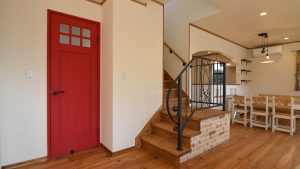 赤く塗装した木製ドアがかわいいです