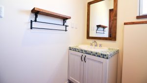 オリジナルのタイル貼り洗面台に可愛い鏡や棚板